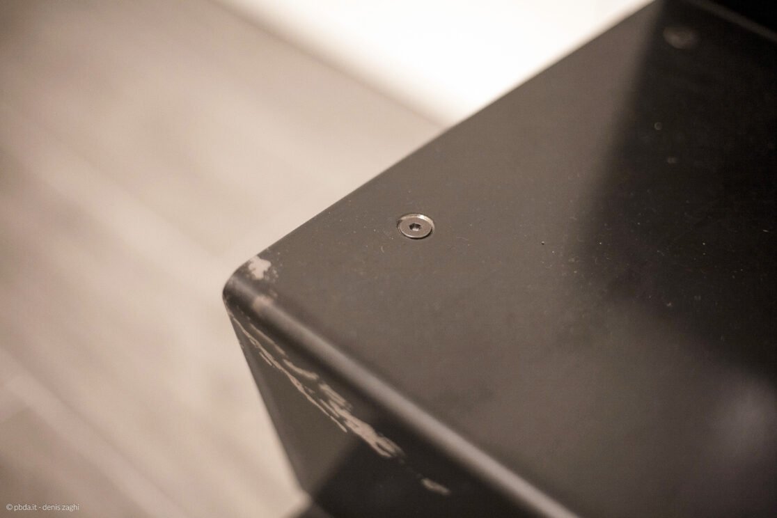 Casa PS - dettaglio del gradino della scala in acciaio nero naturale