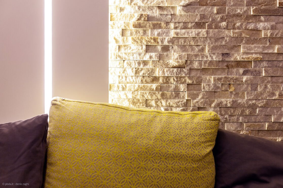Casa PS - i materiali dialogano e danno tridimensionalità a pareti e superfici