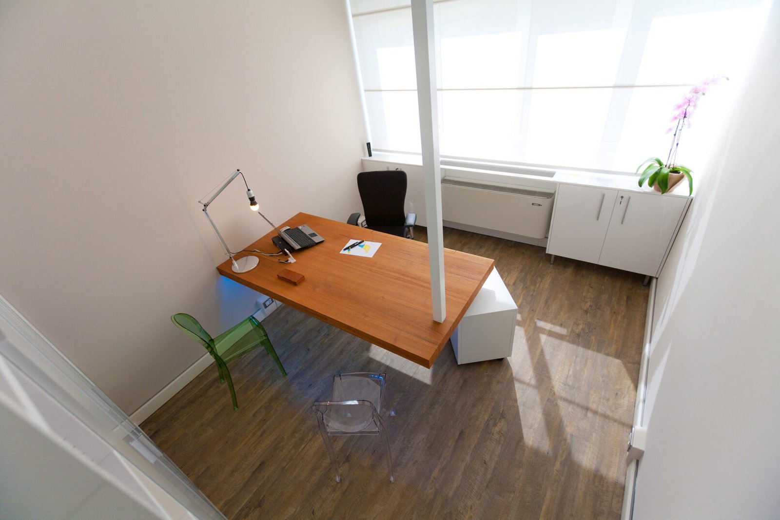 tavolo sospeso in un ufficio