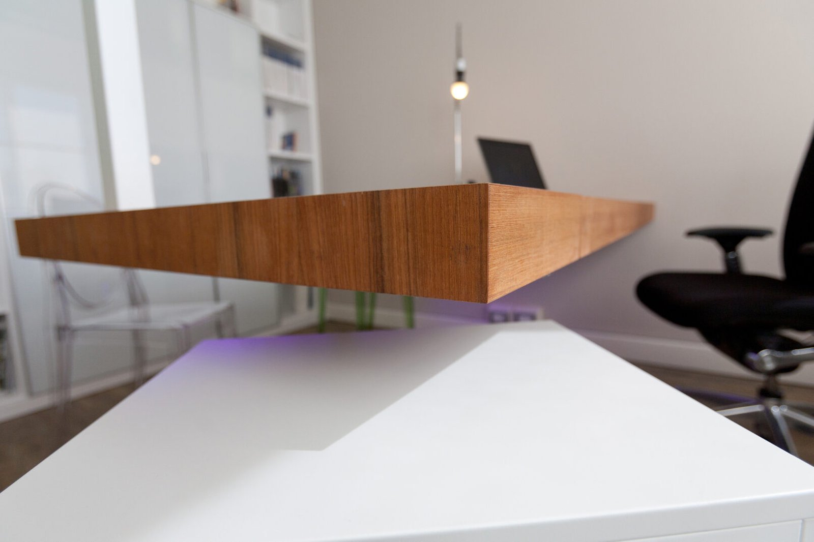 solido elementare in legno di teak burma che sembra fluttuare nell'aria